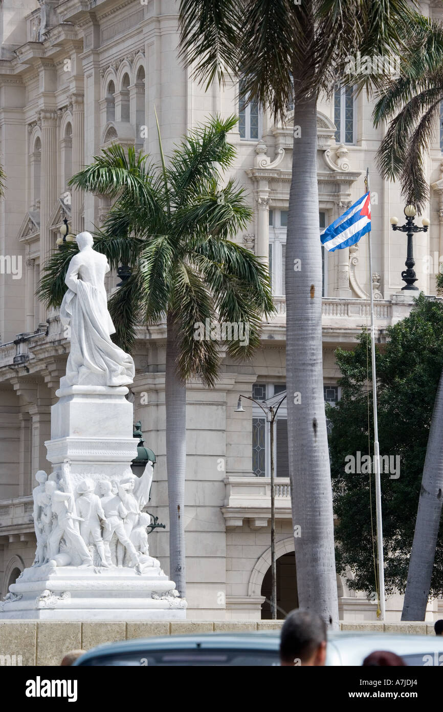 Parque Central à La Havane, Cuba, avec statue de héros Jose Marti et drapeau cubain donnant Museo de Bellas Artes. Banque D'Images