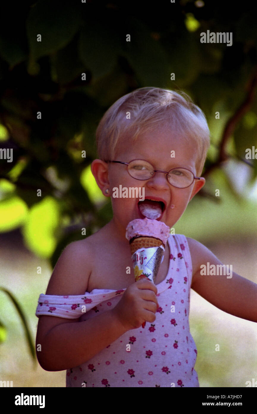 Enfant lécher icecream Banque D'Images