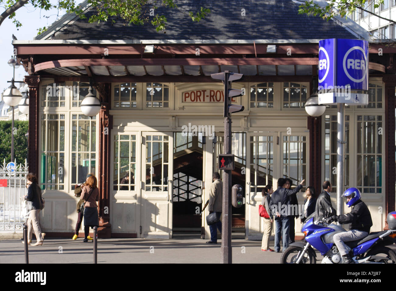 L'arrêt de métro Port Royal sur le Boulevard de Port Royal Paris France  Photo Stock - Alamy