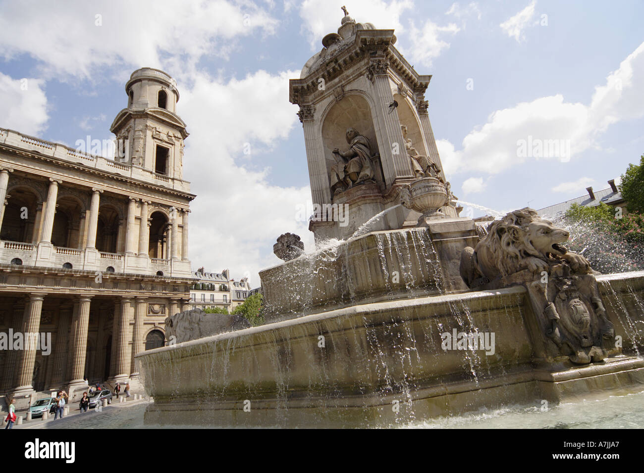 Fontaine de grande échelle à la Place Saint Sulpice, Paris France avec l'église Saint-Sulpice dans l'arrière-plan Banque D'Images