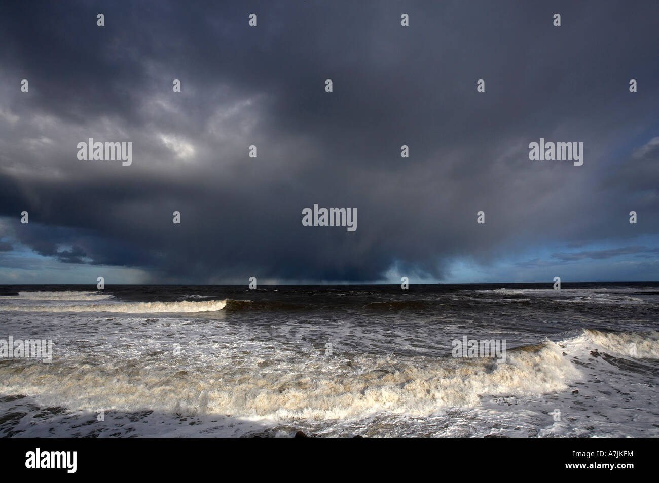 Tempête de l'approche de la côte du Yorkshire du Nord Banque D'Images