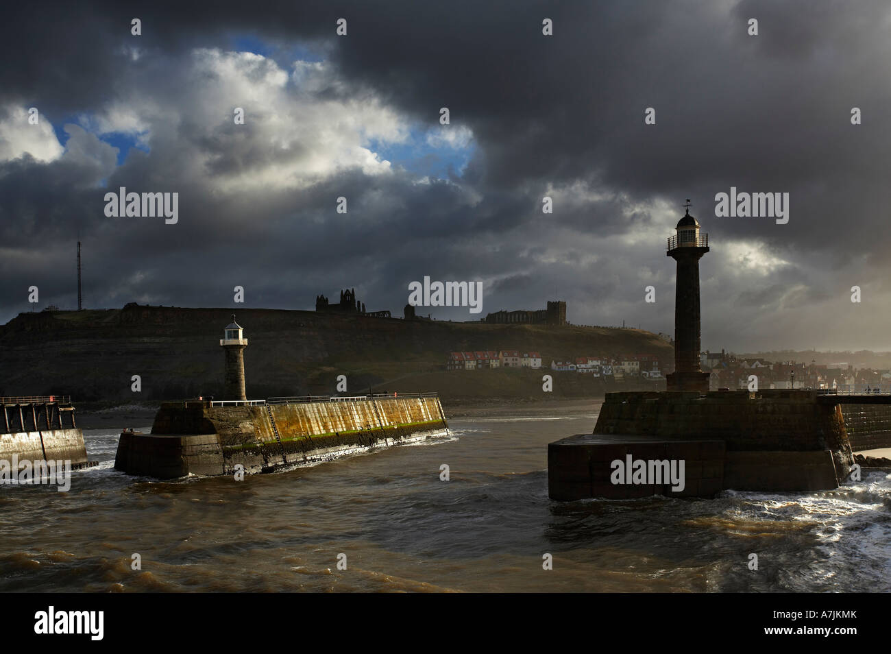 L'entrée du port et la jetée Ouest Whitby North Yorkshire UK Banque D'Images