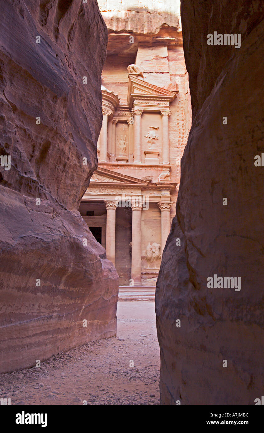 Jordanie PETRA le Treasury Building taillée dans le grès rouge rose de Jordanie par les nabatéens dont l'empire s'étendait de Banque D'Images