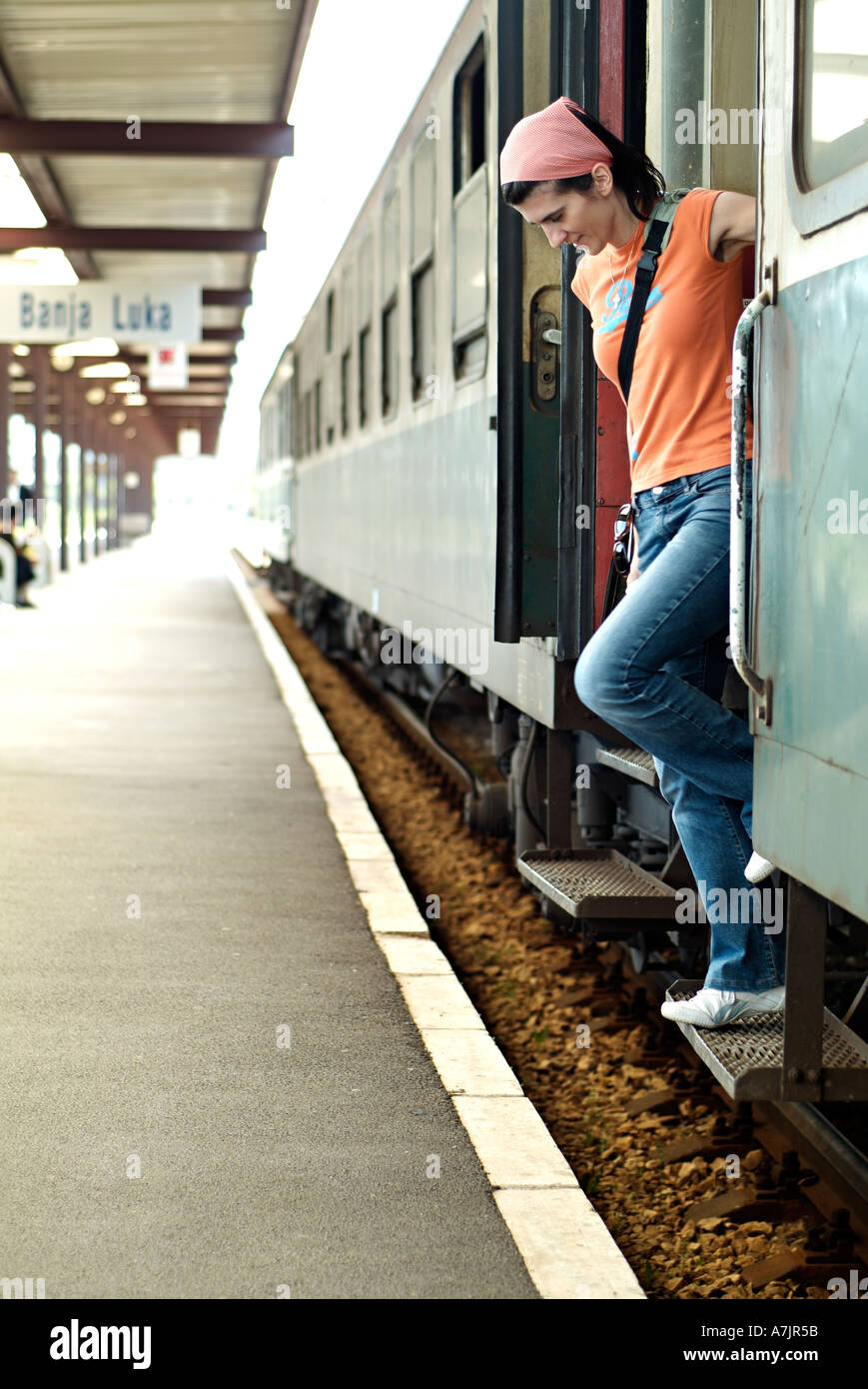 Woman Getting Off un train en gare Banque D'Images