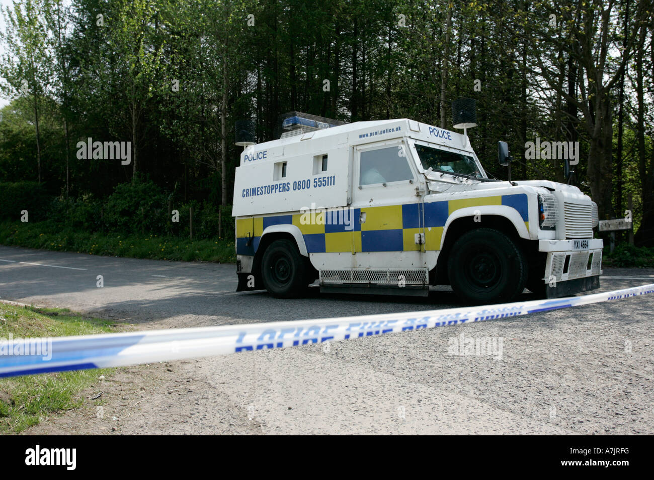 Land Rover police PSNI derrière la ligne de bande à l'extérieur de l'Irlande du Nord Belfast incident Banque D'Images