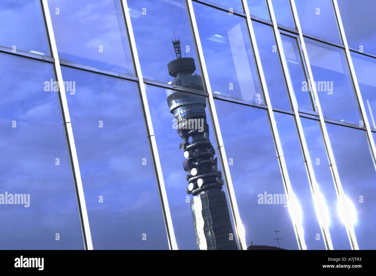 La réflexion de la fenêtre de BT British Telecom Tower à Londres UK Banque D'Images
