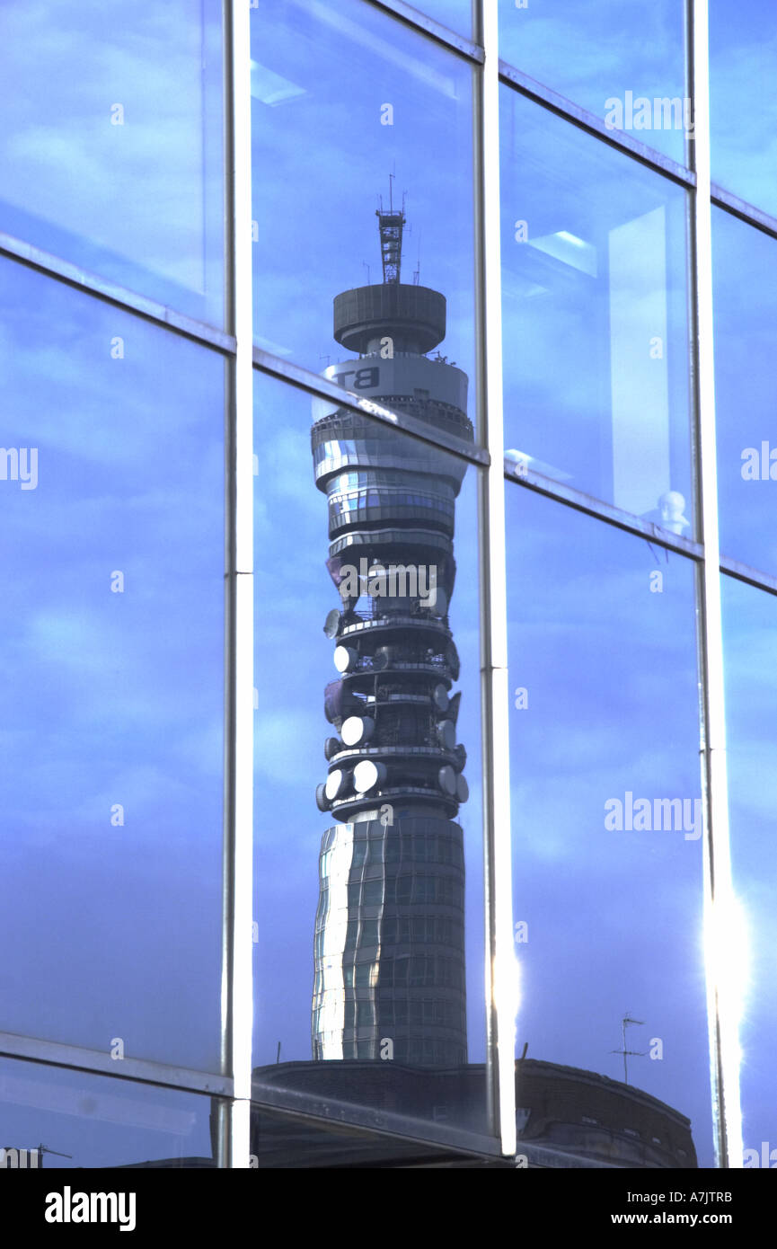 La réflexion de la fenêtre de BT British Telecom Tower à Londres UK Banque D'Images