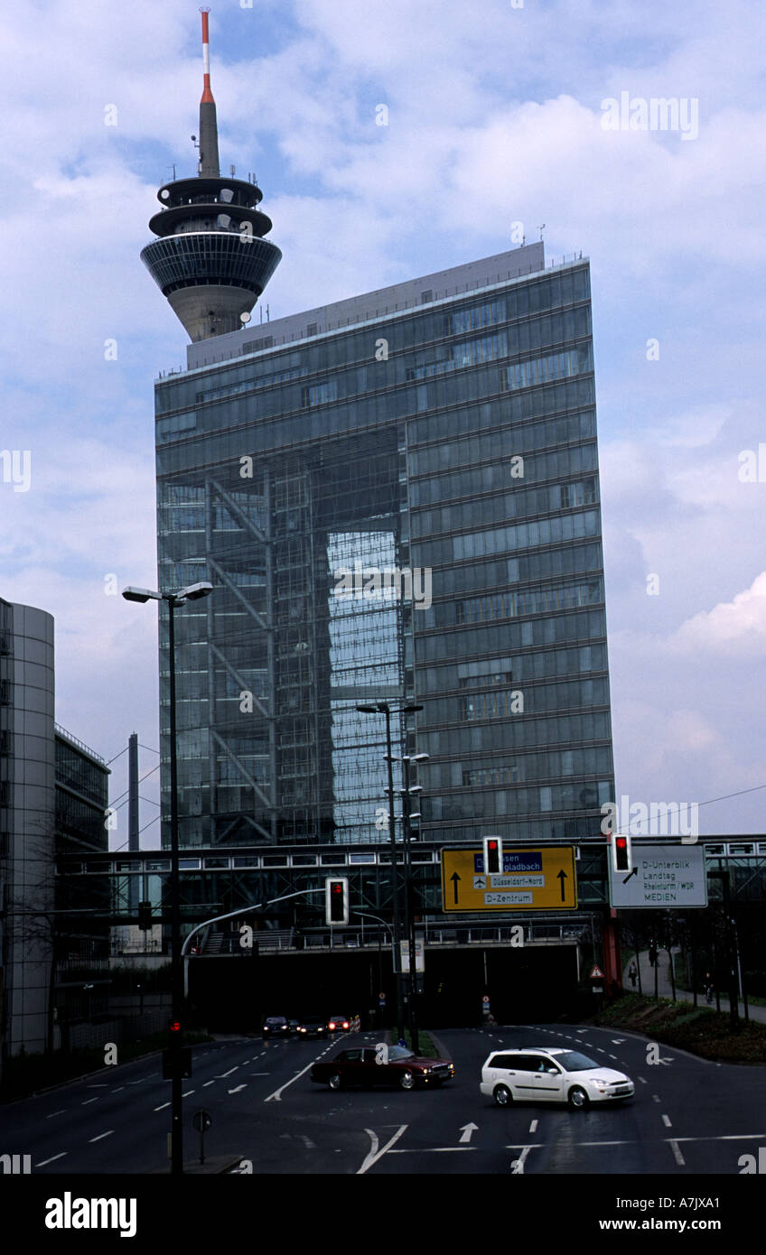 L'énergie d'un bâtiment porte Stadttor double-peau à la façade de verre,  Düsseldorf, Rhénanie du Nord-Westphalie, Allemagne Photo Stock - Alamy