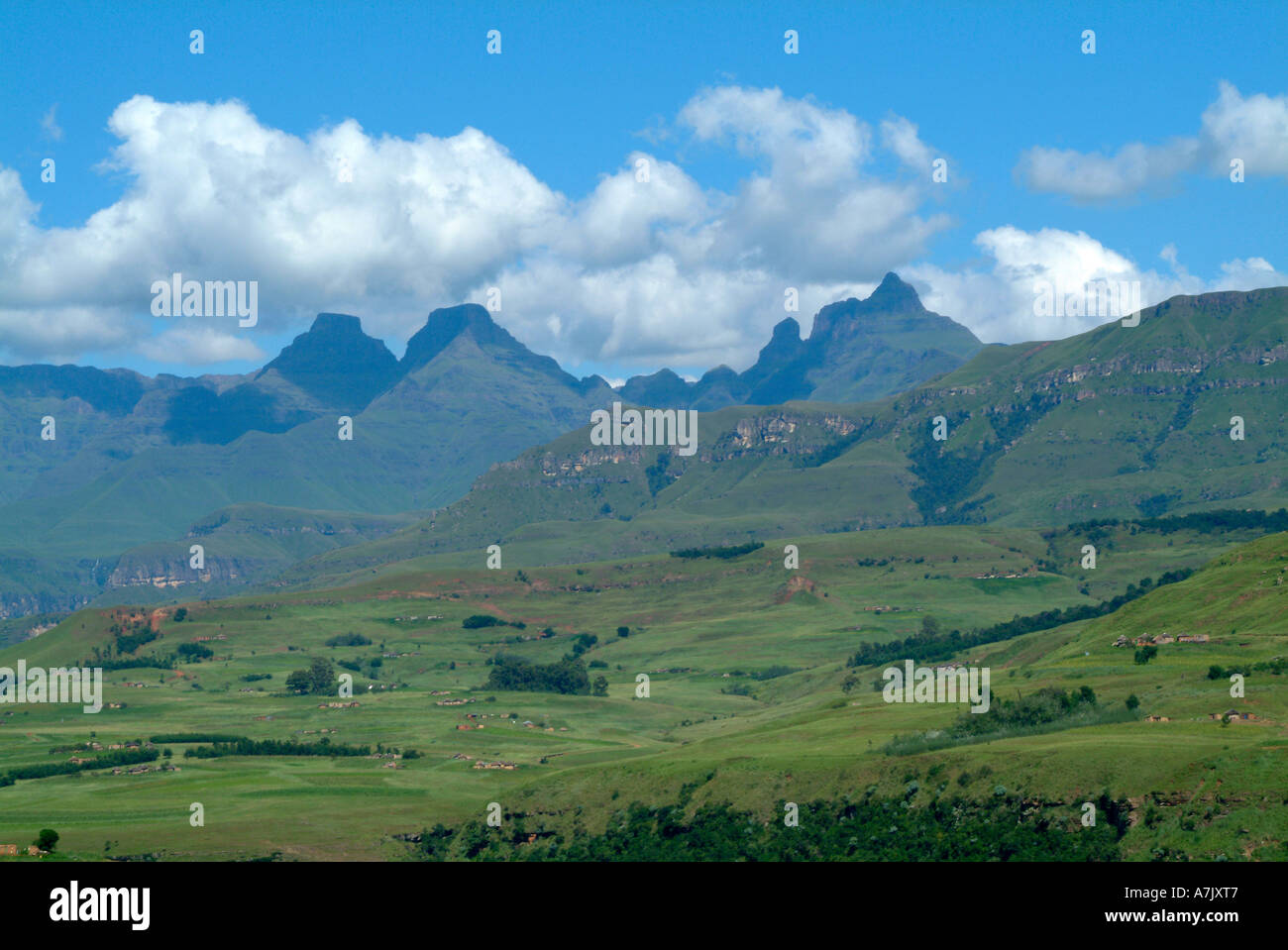 Corne intérieure et extérieure de la cloche et de Cathedral Peak, dans la chaîne de montagnes du Drakensberg royaume zoulou Kwazulu Natal Banque D'Images