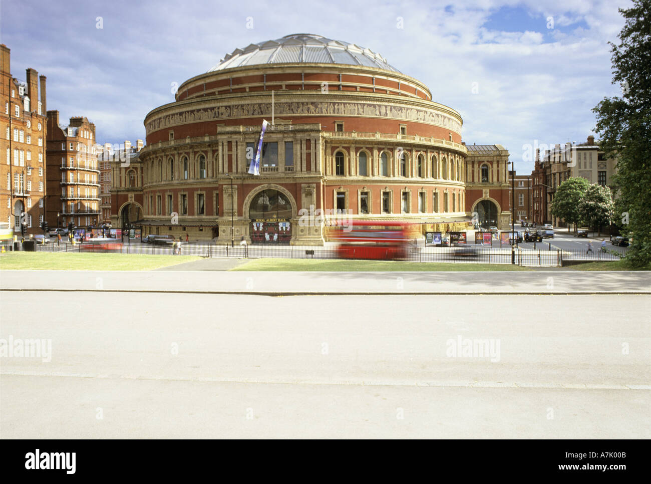 Royal Albert Hall avec red bus passant devant Londres Angleterre Royaume-Uni Banque D'Images