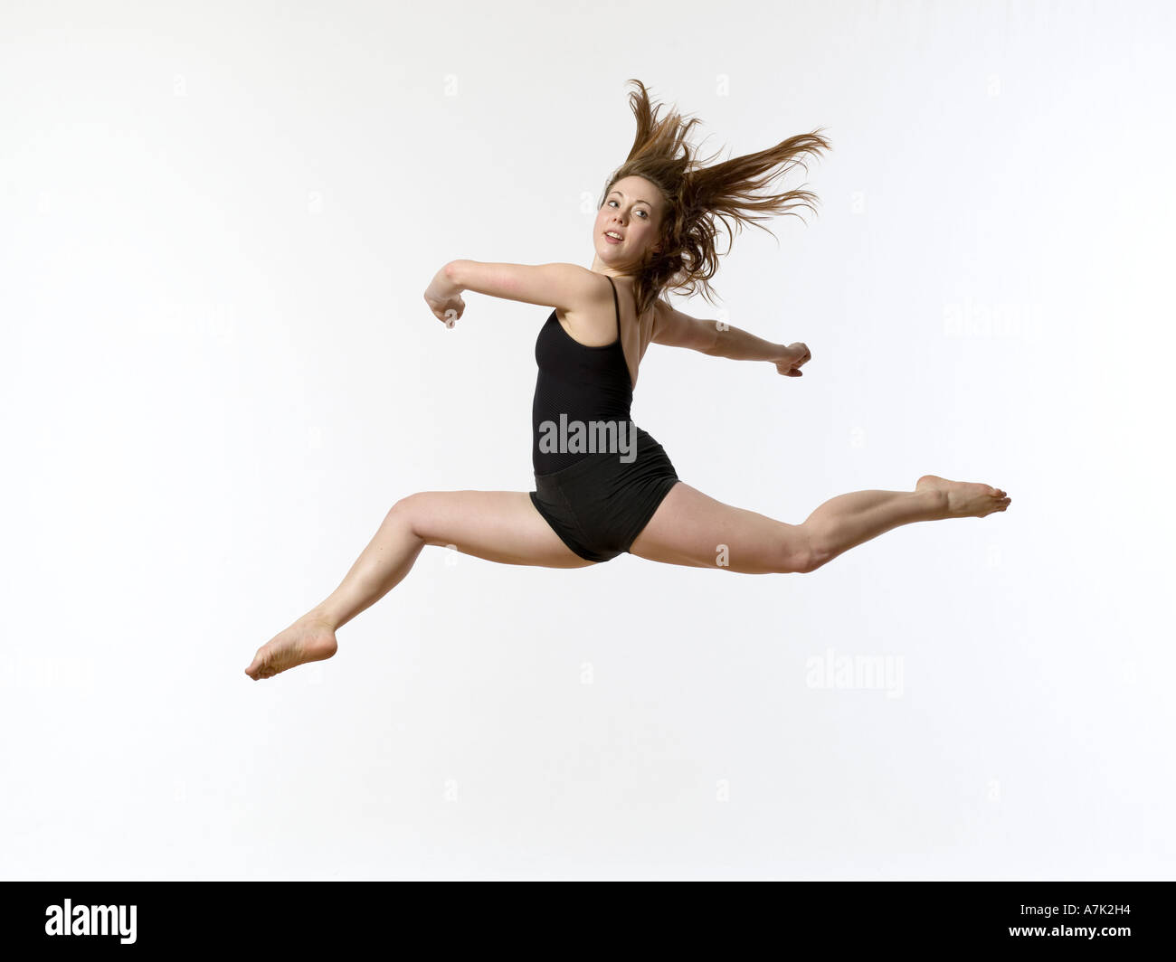 Belle brune dancer leaping Banque D'Images