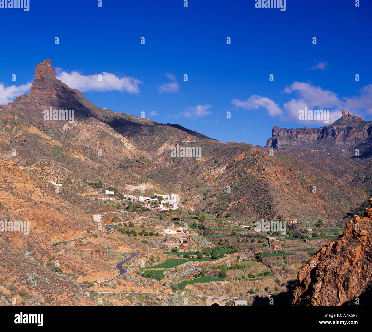 Le village d'El Chorrillo et Roque Nublo et Roque Bentaiga, Gran Canaria, Îles Canaries, Espagne Banque D'Images
