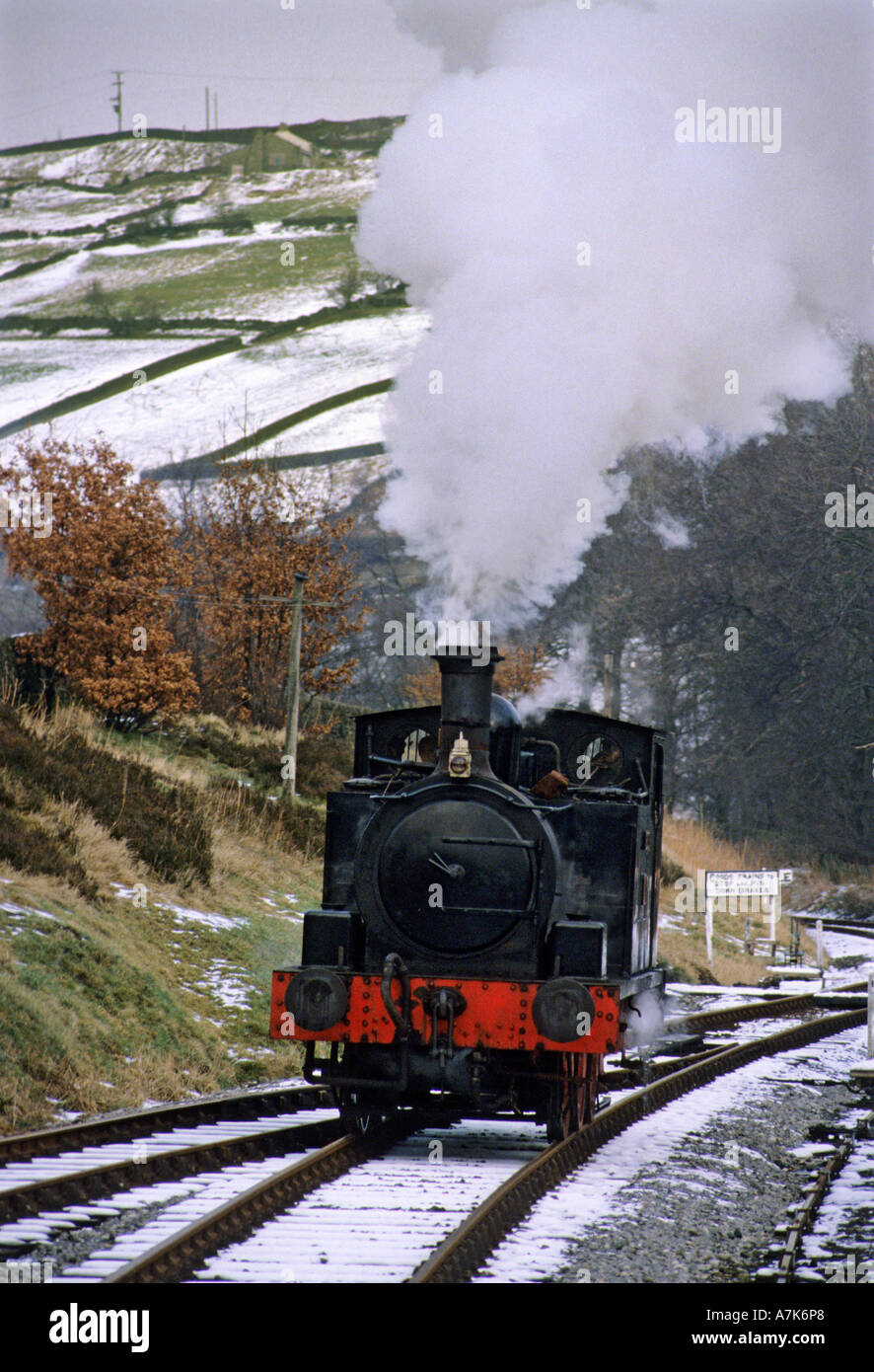 Moteur à vapeur sur dégradé avec points de ferme de la gare et du chemin de fer de la vallée d'une valeur de Keithley England UK Banque D'Images