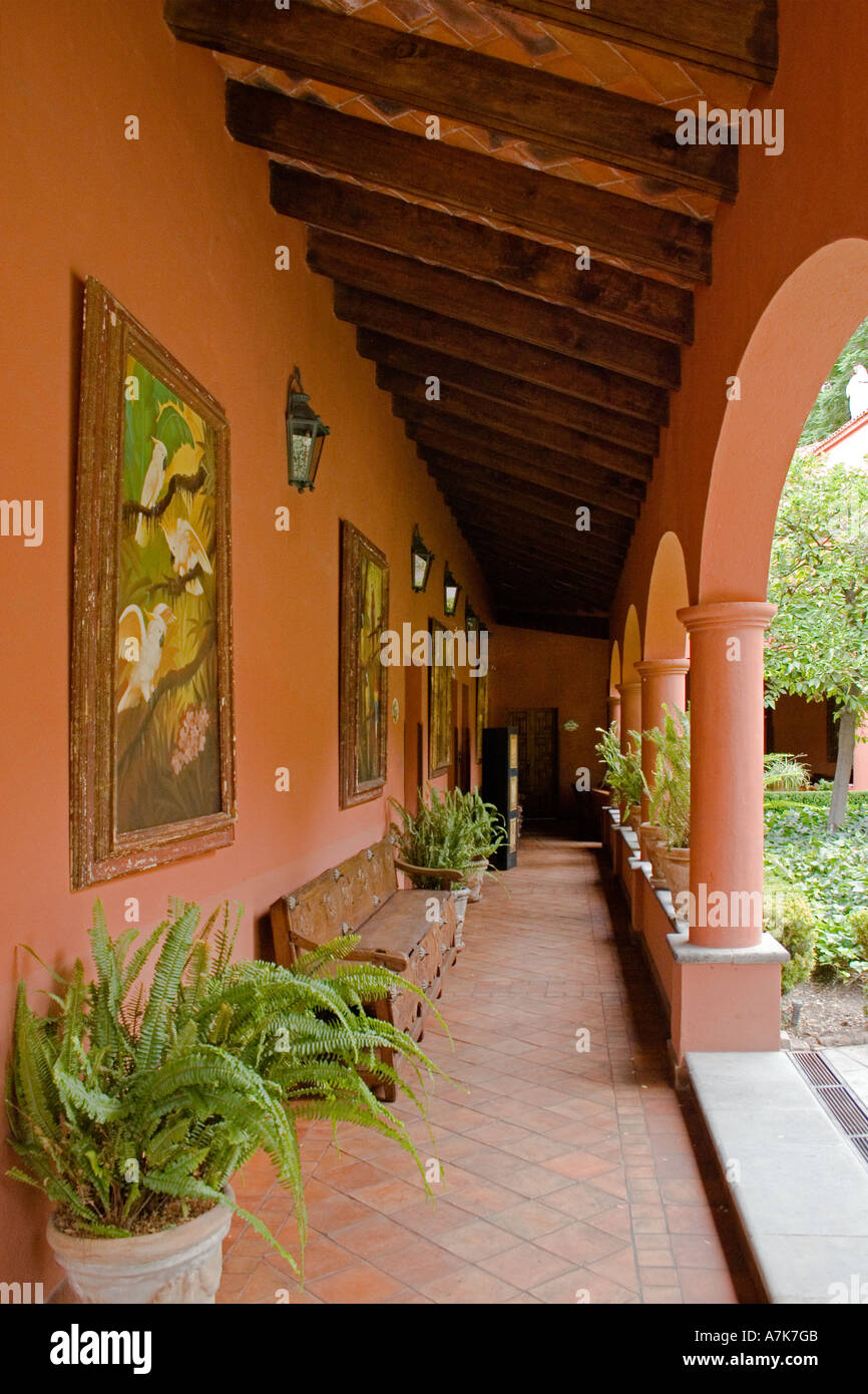 Allée couverte de peintures dans la Sierra Nevada hôtel l'un des plus beaux de San Miguel de Allende MEXIQUE Banque D'Images