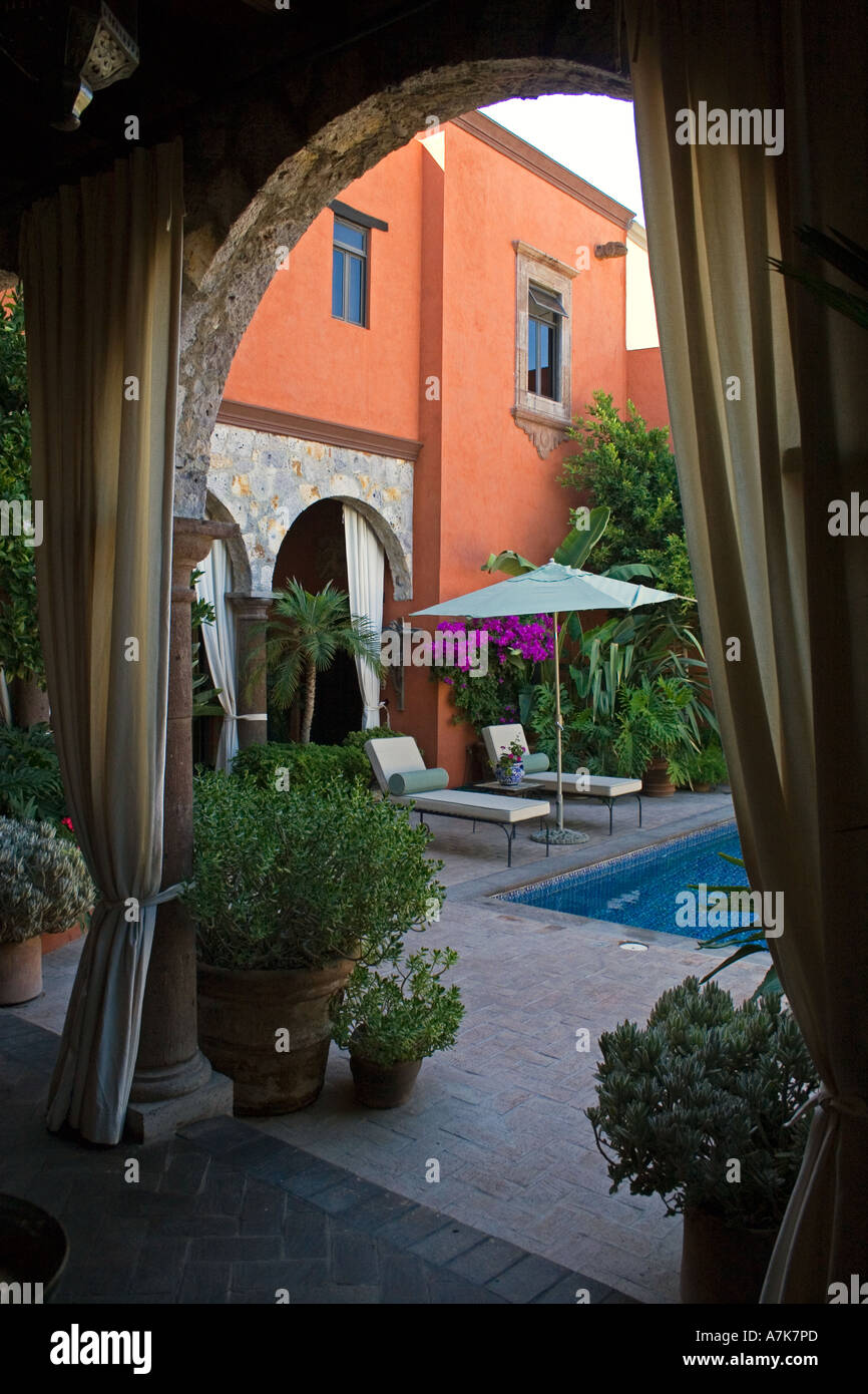 Belle cour avec piscine avec chaises longues SAN MIGUEL DE ALLENDE MEXIQUE Banque D'Images