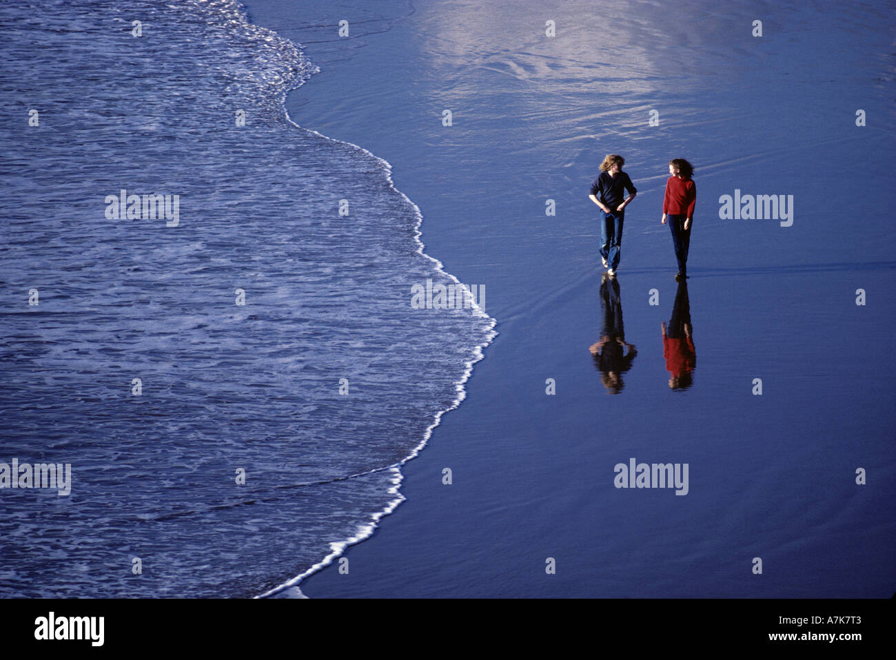 Couple walking on beach Southerndown Wales UK Banque D'Images