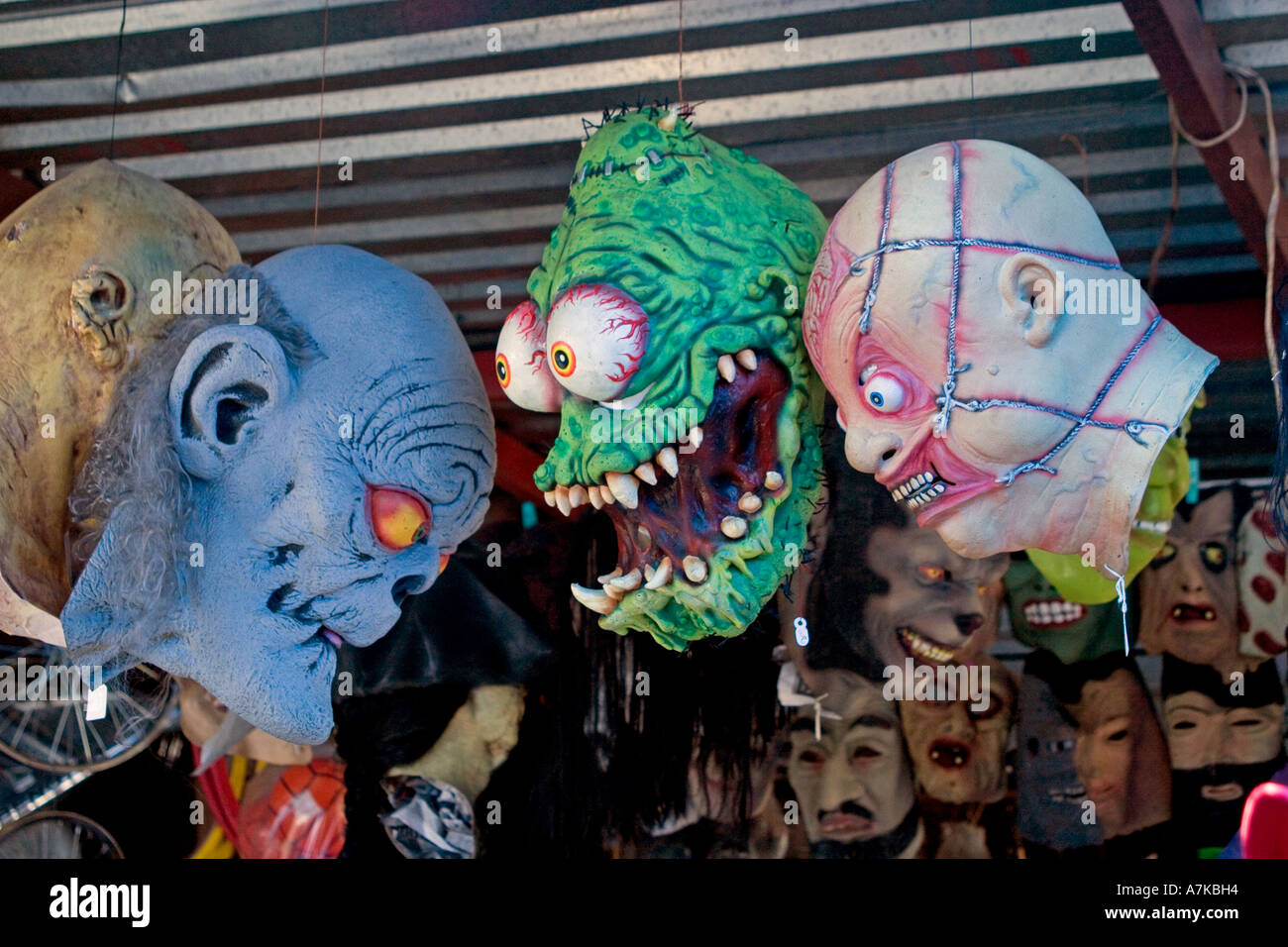 Costume Goulish des masques dans le marché d'artisanat local à SAN MIGUEL DE ALLENDE MEXIQUE Banque D'Images