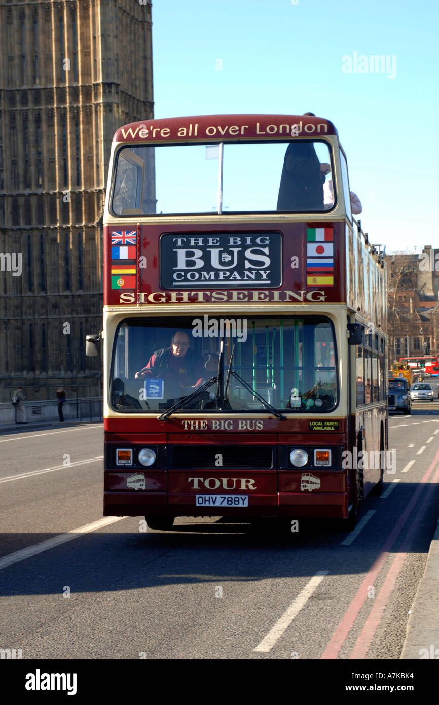 London Bus touristique traversant le pont de Westminster, Londres. Banque D'Images