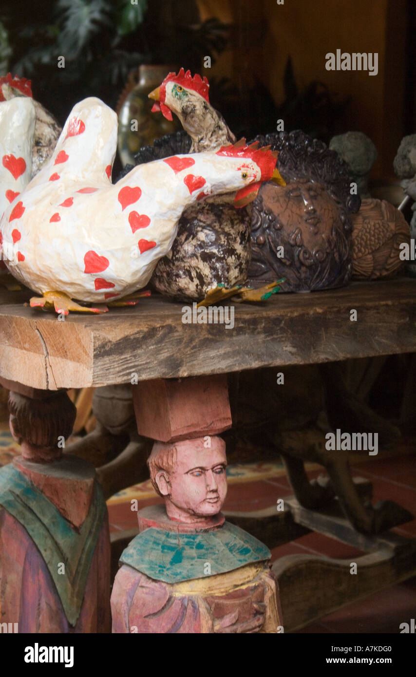 Poulets en bois sculpté et un moine lui fournir un bed and breakfast Casa Lisa dans la ville historique de San Miguel de Allende MEXIQUE Banque D'Images