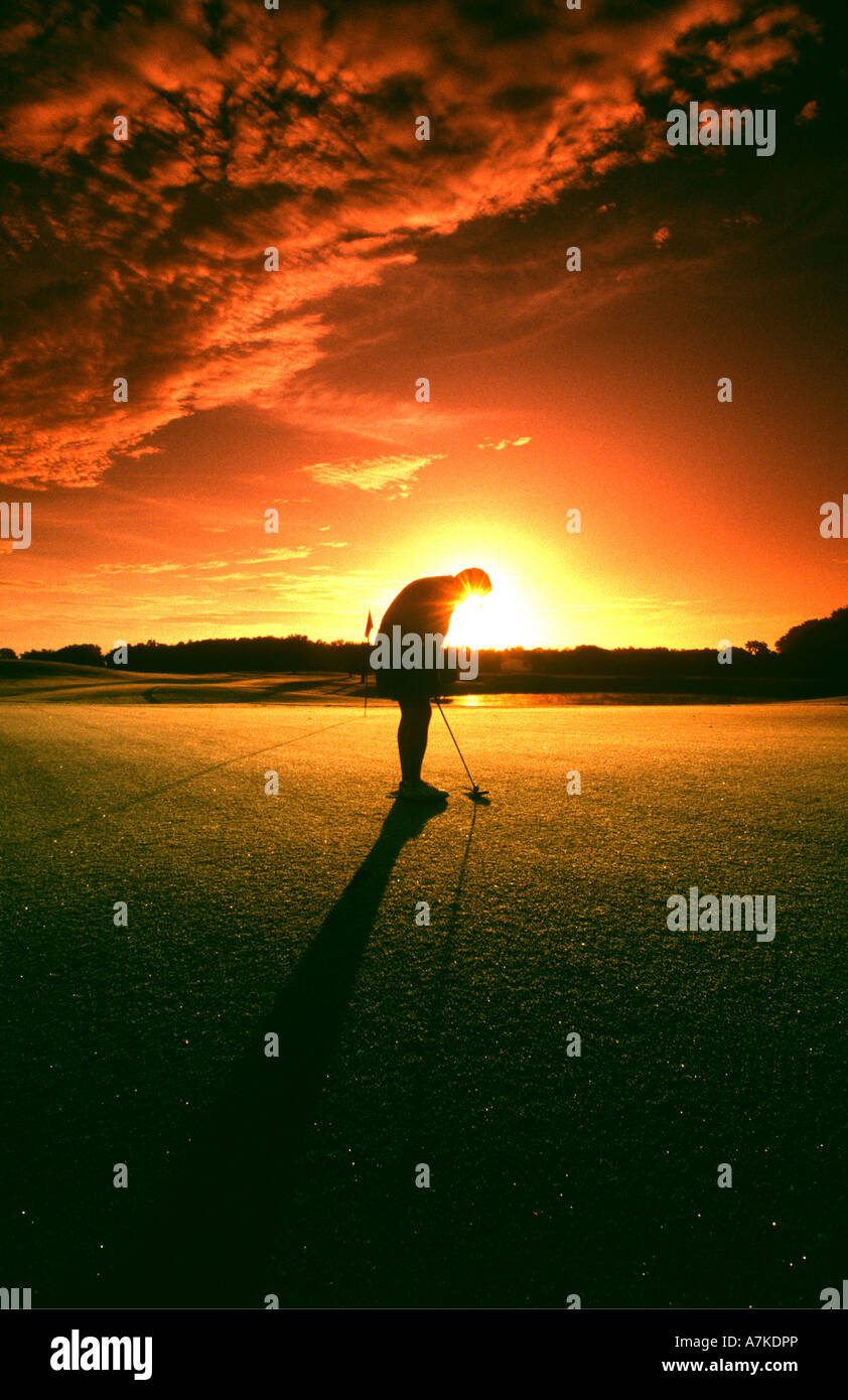 Mettre à lever du soleil coloré golfeur Banque D'Images