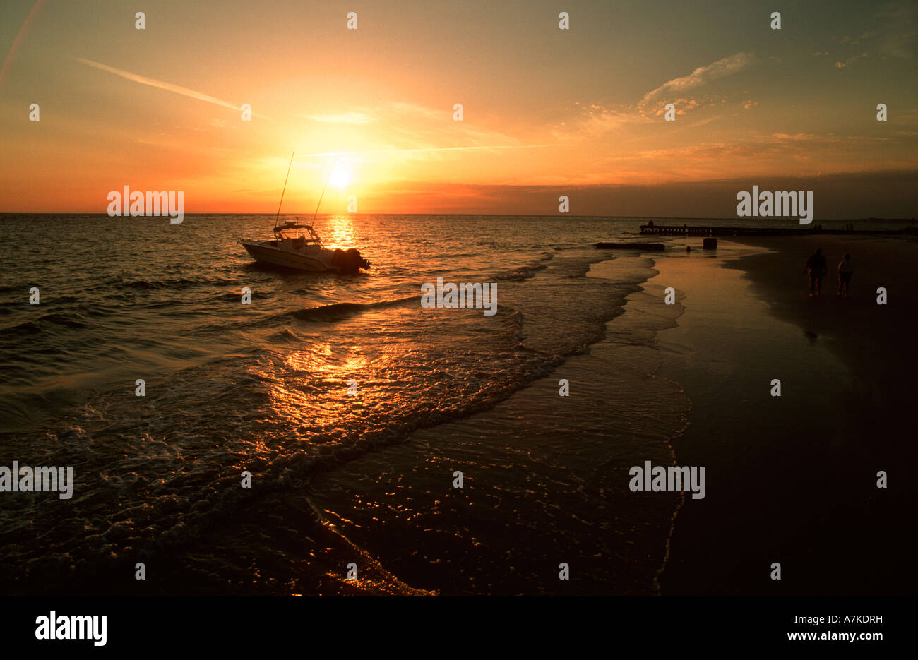 Coucher du soleil avec bateau ancré sur Siesta Key Floride Banque D'Images