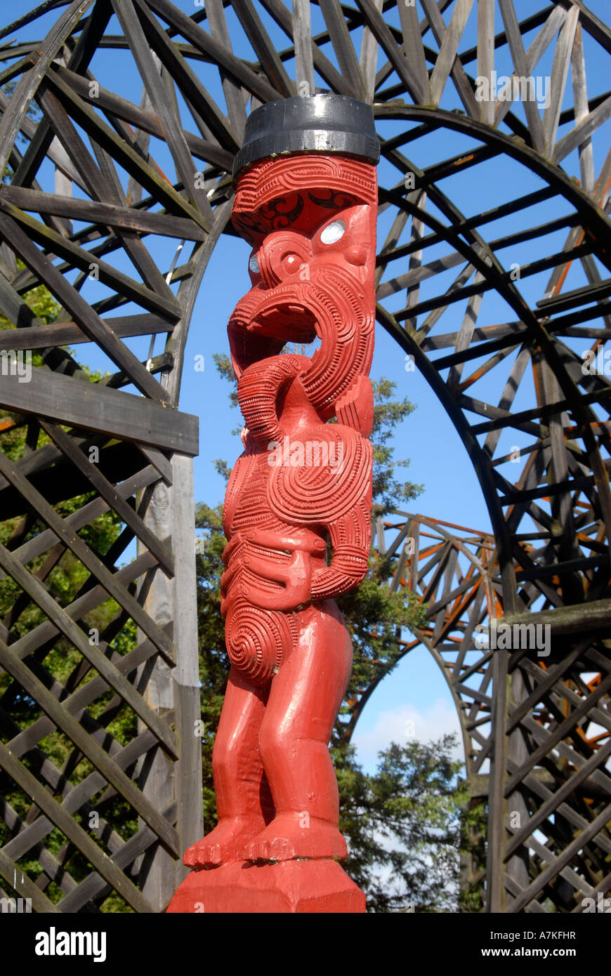 Sculpture Maori porte d'entrée du parc du gouvernement de l'Île du Nord Nouvelle-Zélande Rotorua Banque D'Images