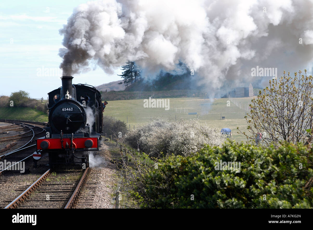 Train à vapeur remorqué par J15 moteur classe approche Weybourne, North Norfolk Pâques 2007 chemins de fer Banque D'Images
