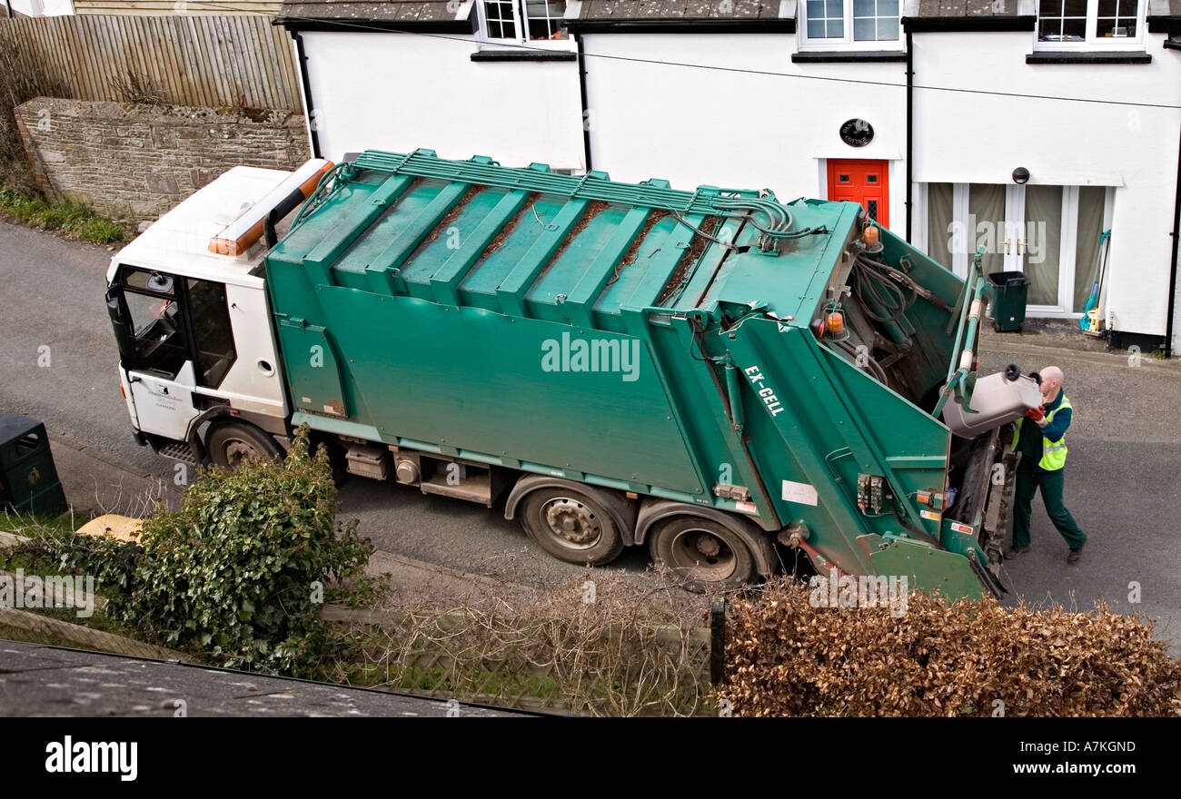 Workman Conseil vider poubelle en camion Abergavenny Wales UK Banque D'Images