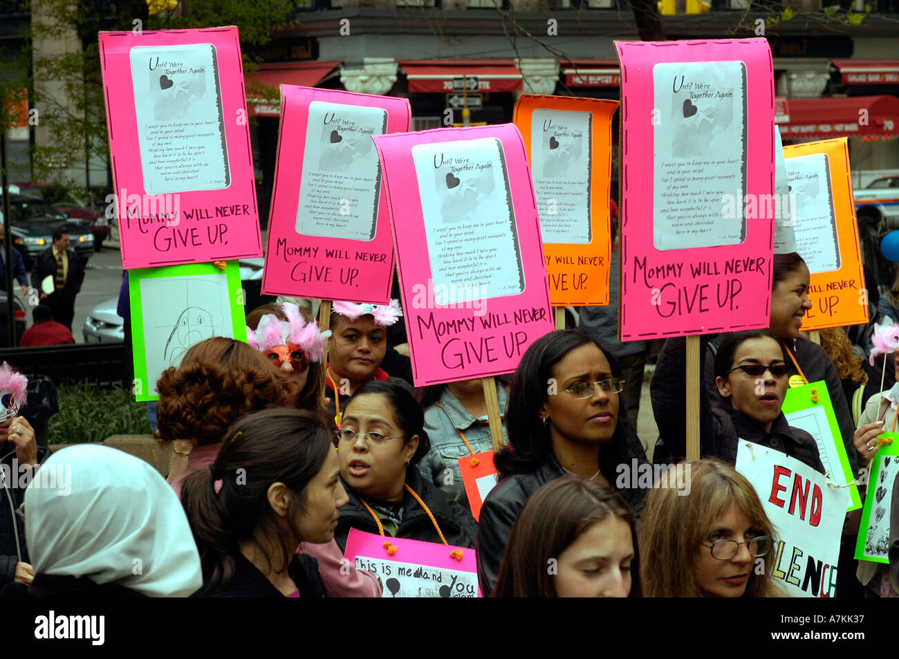 Outré les mères et leurs supporters inscrivez-vous membres du groupe Voix des femmes voeu devant la Cour de la famille de Manhattan pour protester contre les abus dans le système judiciaire Banque D'Images