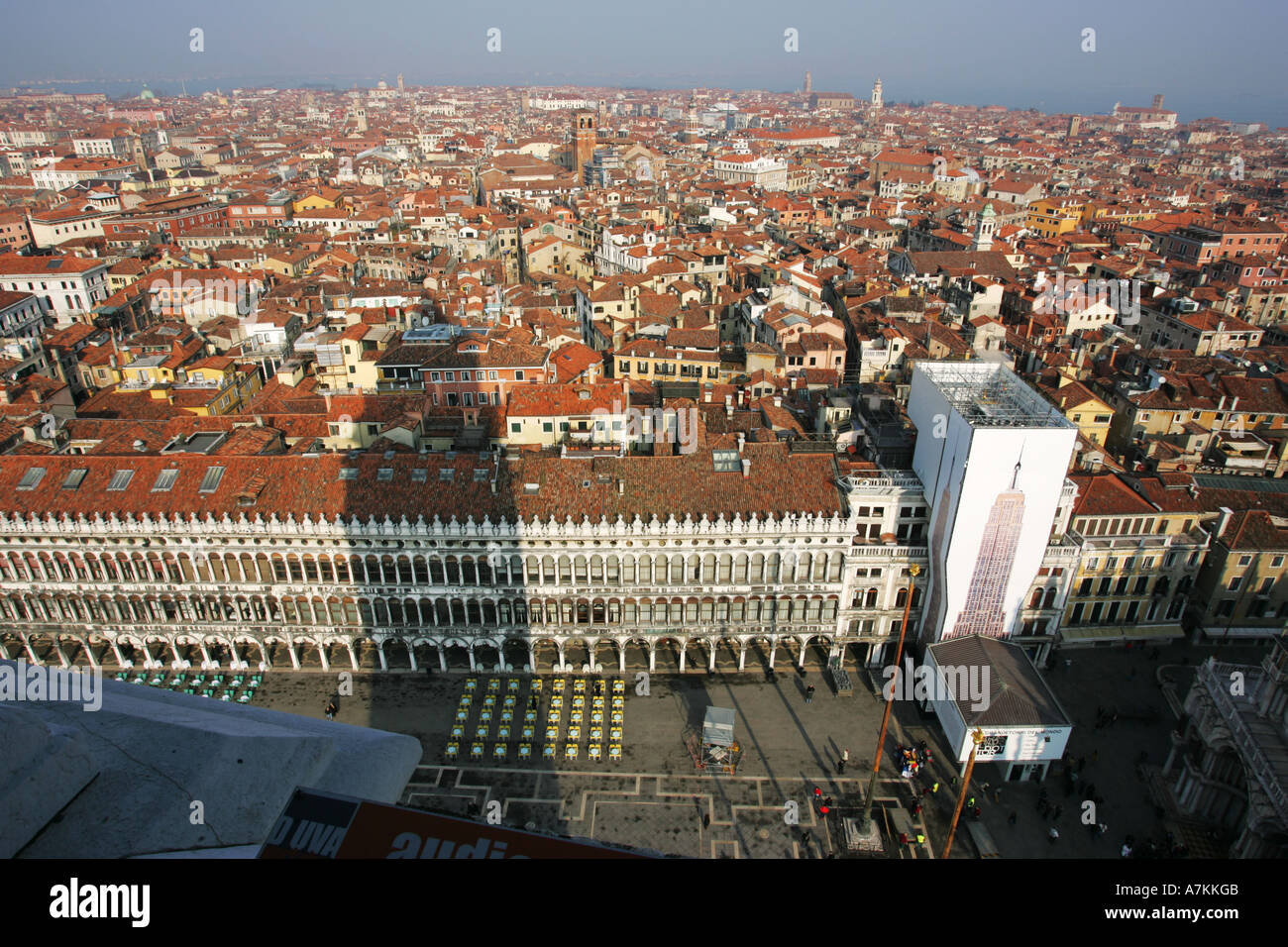 Vue aérienne de la place St Marc de clocher campanile 99 mètres au-dessus du centre-ville de Venise Italie Europe EU Banque D'Images