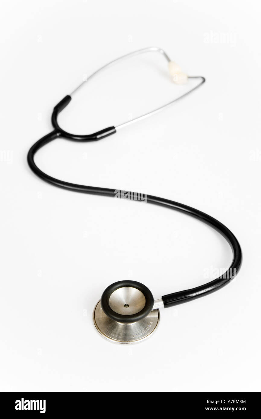 Stéthoscope du médecin isolé sur blanc Banque D'Images
