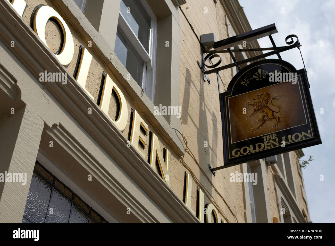 Golden Lion Pub, sur la route du sentier des sorcières de Pendle, Lancaster Photo Stock Alamy
