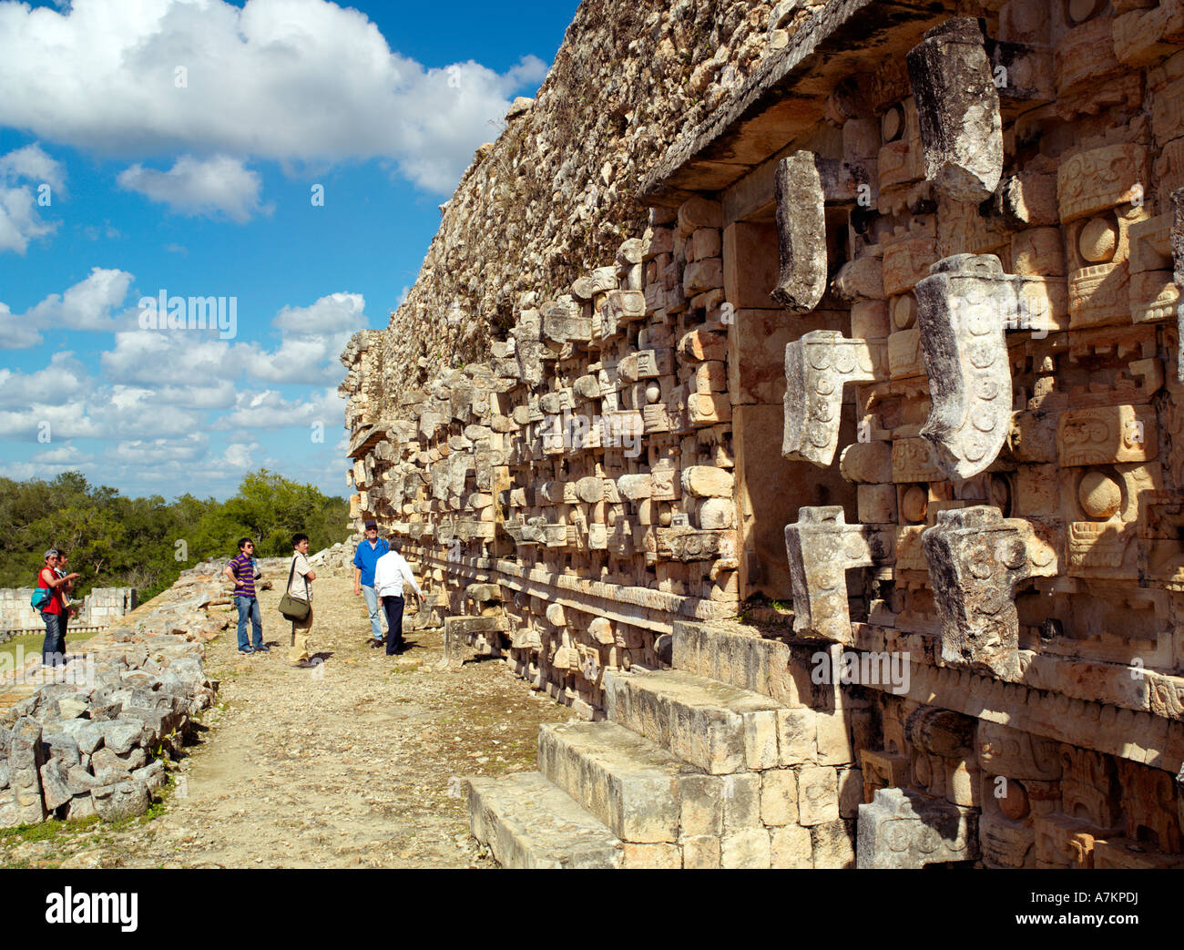 Un guide expliquant le Palais des masques à ses clients Banque D'Images