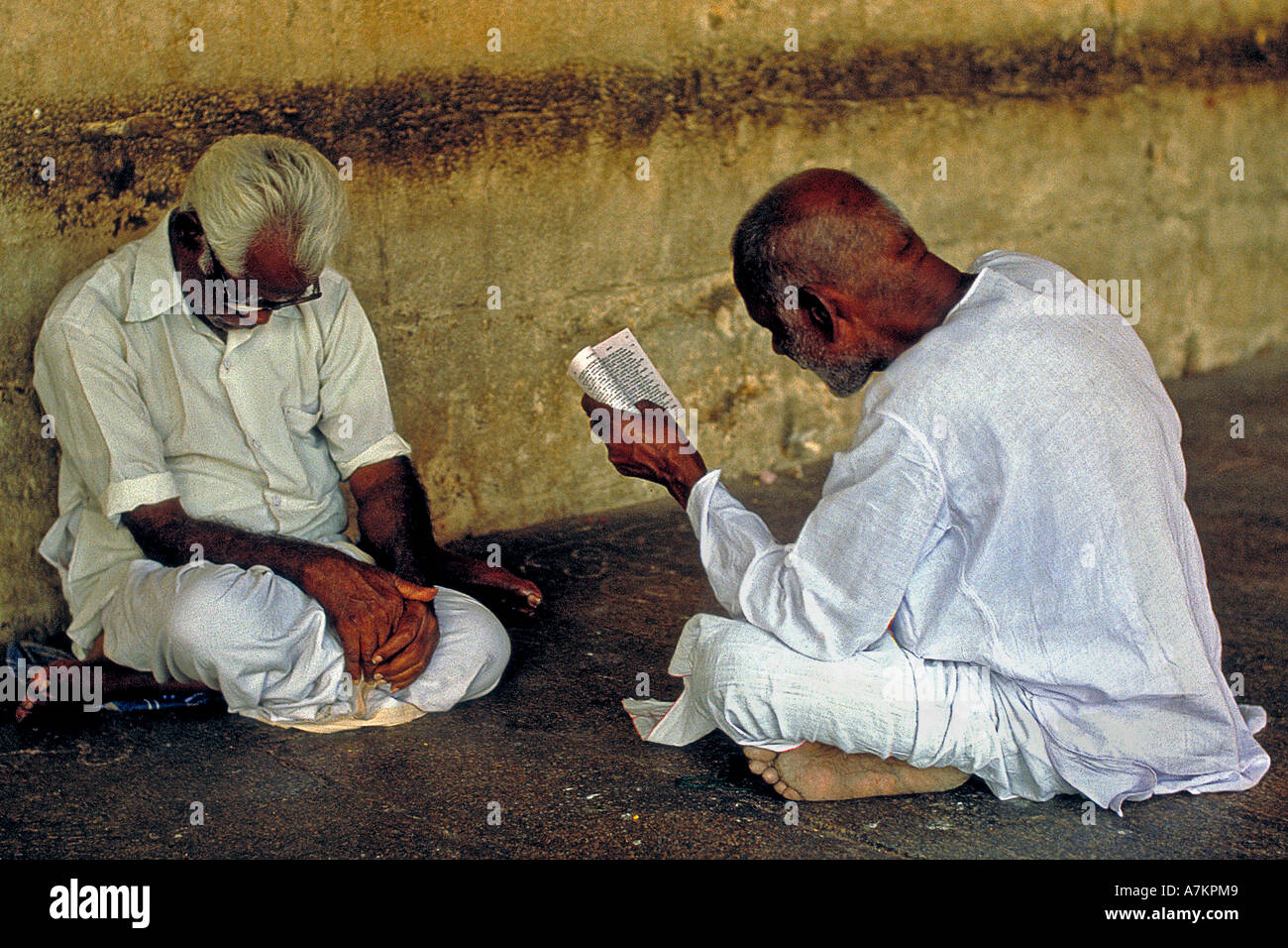 Lire une histoire Madurai, Inde du Sud. Banque D'Images