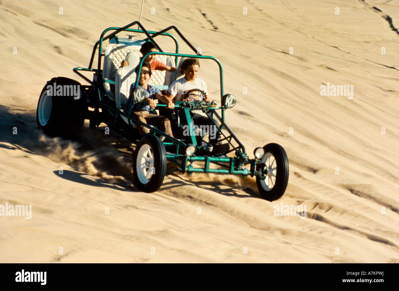 L'Arabie saoudite Les jeunes hommes en buggy des dunes Banque D'Images