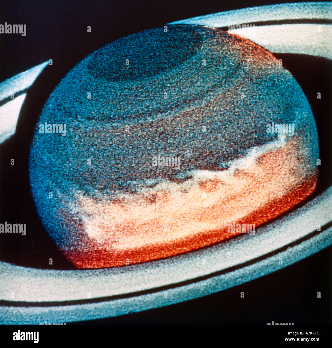 Télescope spatial Hubble en bleu et la lumière infrarouge montre Saturns tache blanche que l'on croit être des cristaux d'ammoniac Banque D'Images