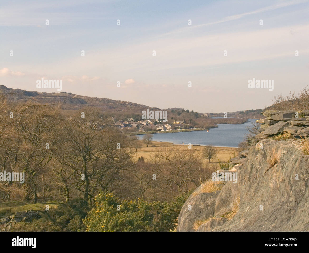 LLANBERIS GWYNEDD AU NORD DU PAYS DE GALLES UK Mars face aux Lac Padarn et Caernarfon Town de Dolbadarn Banque D'Images