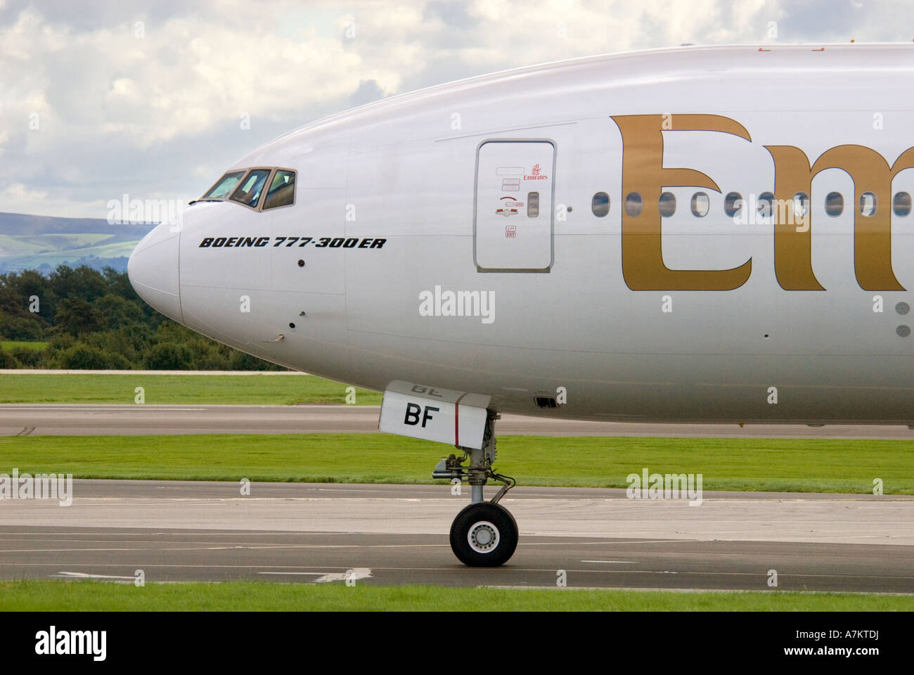 Un Emirates Airlines Boeing 777 300 ER roulage Banque D'Images