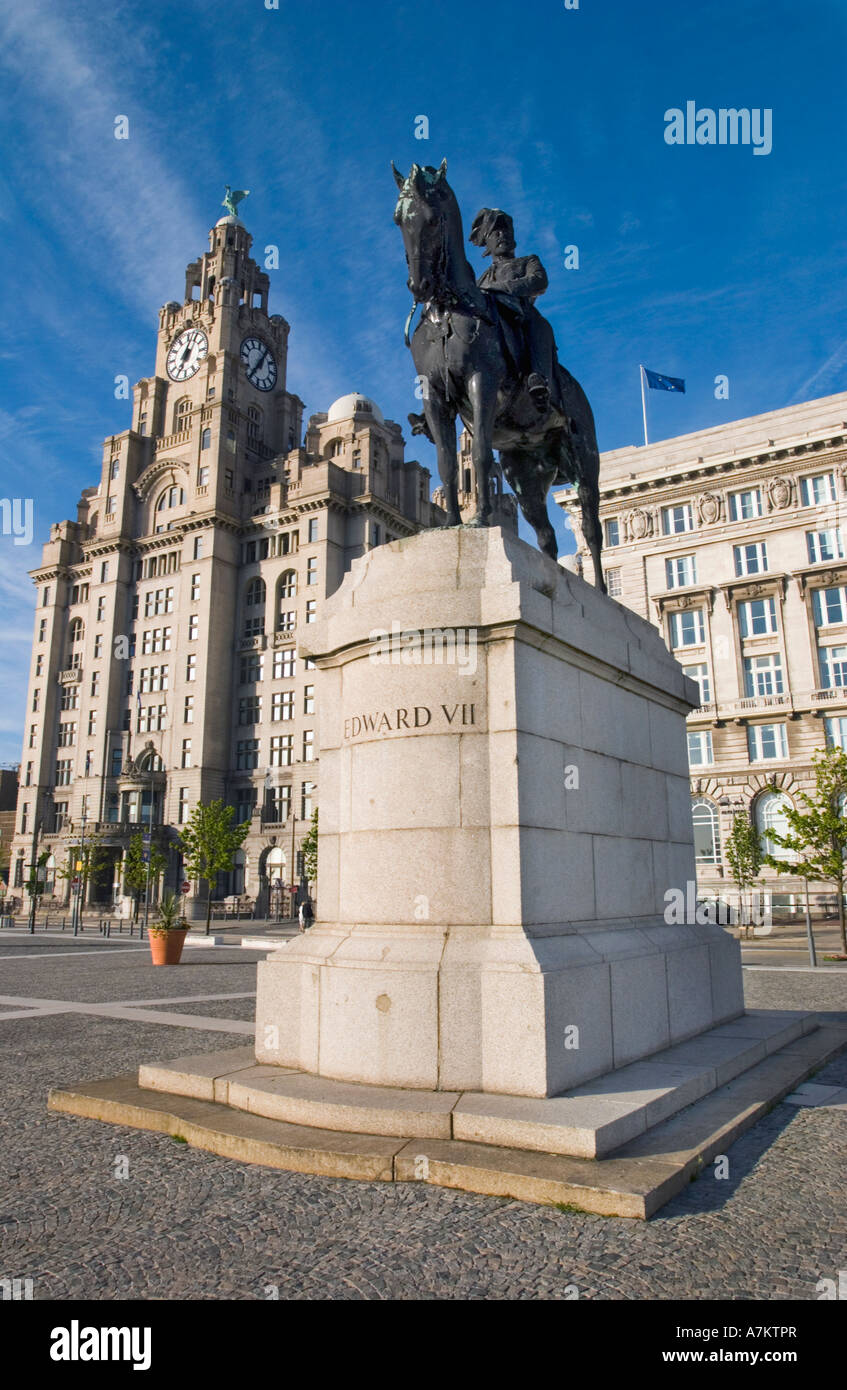 La statue du roi Édouard VII sur un cheval sur le Pier Head Liverpool. Banque D'Images