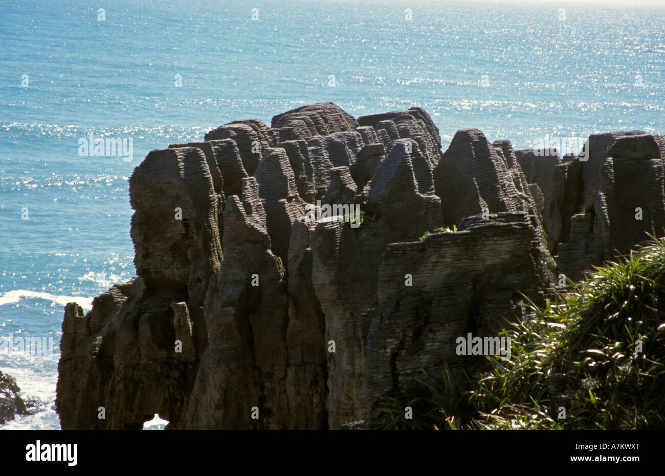 Pancake Rocks Punakaiki Nouvelle-zélande océan des couches de calcaire sculpté ressemblant à des piles de crêpes Banque D'Images