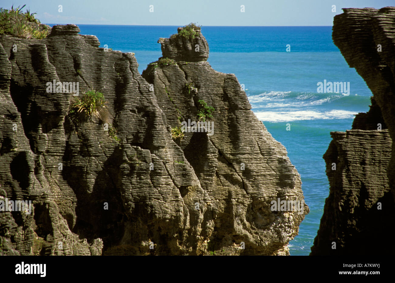 Pancake Rocks Punakaiki Nouvelle-zélande océan des couches de calcaire sculpté ressemblant à des piles de crêpes Banque D'Images