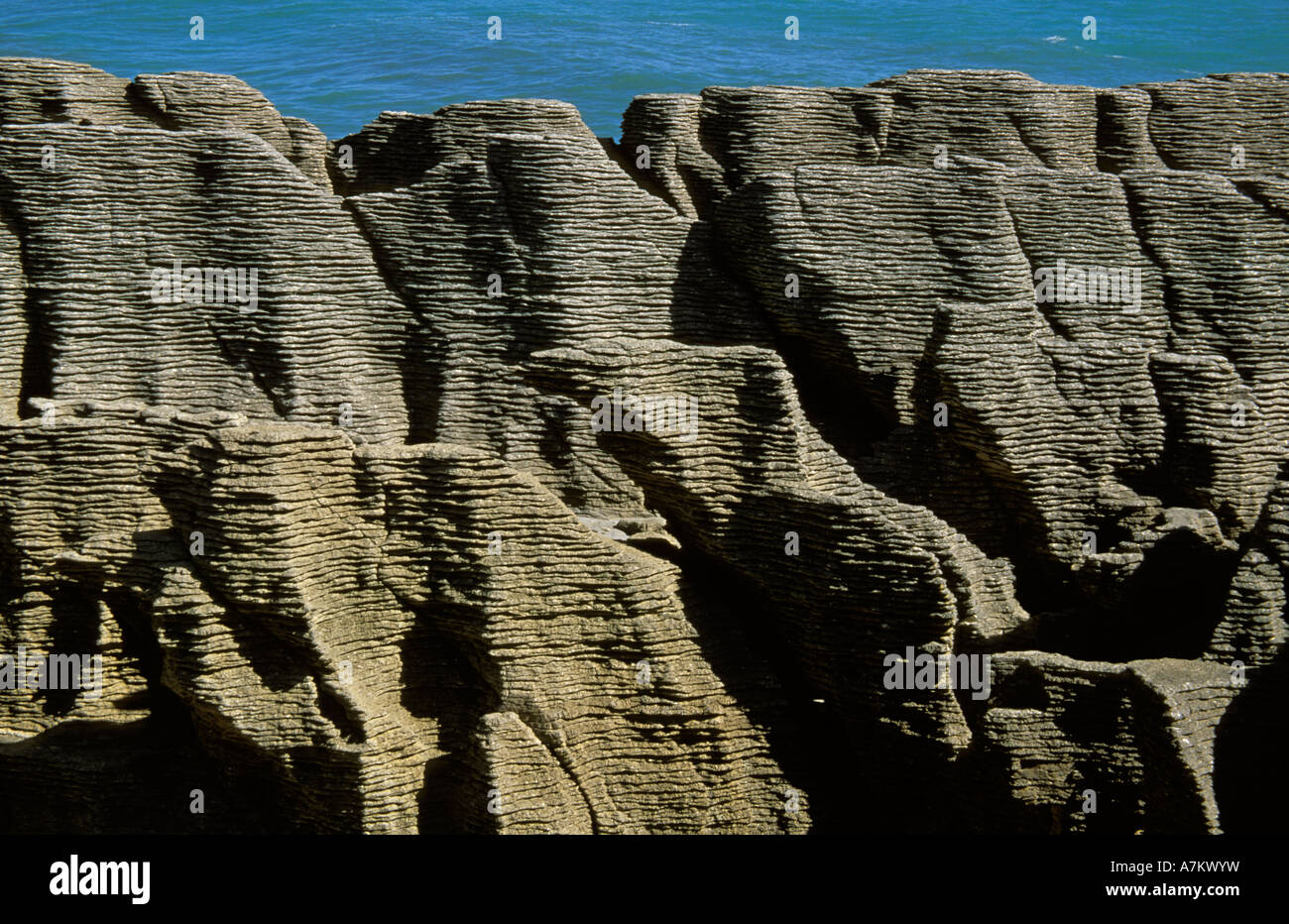 Pancake Rocks Punakaiki Nouvelle-zélande océan des couches de calcaire sculpté ressemblant à des piles de crêpes Banque D'Images