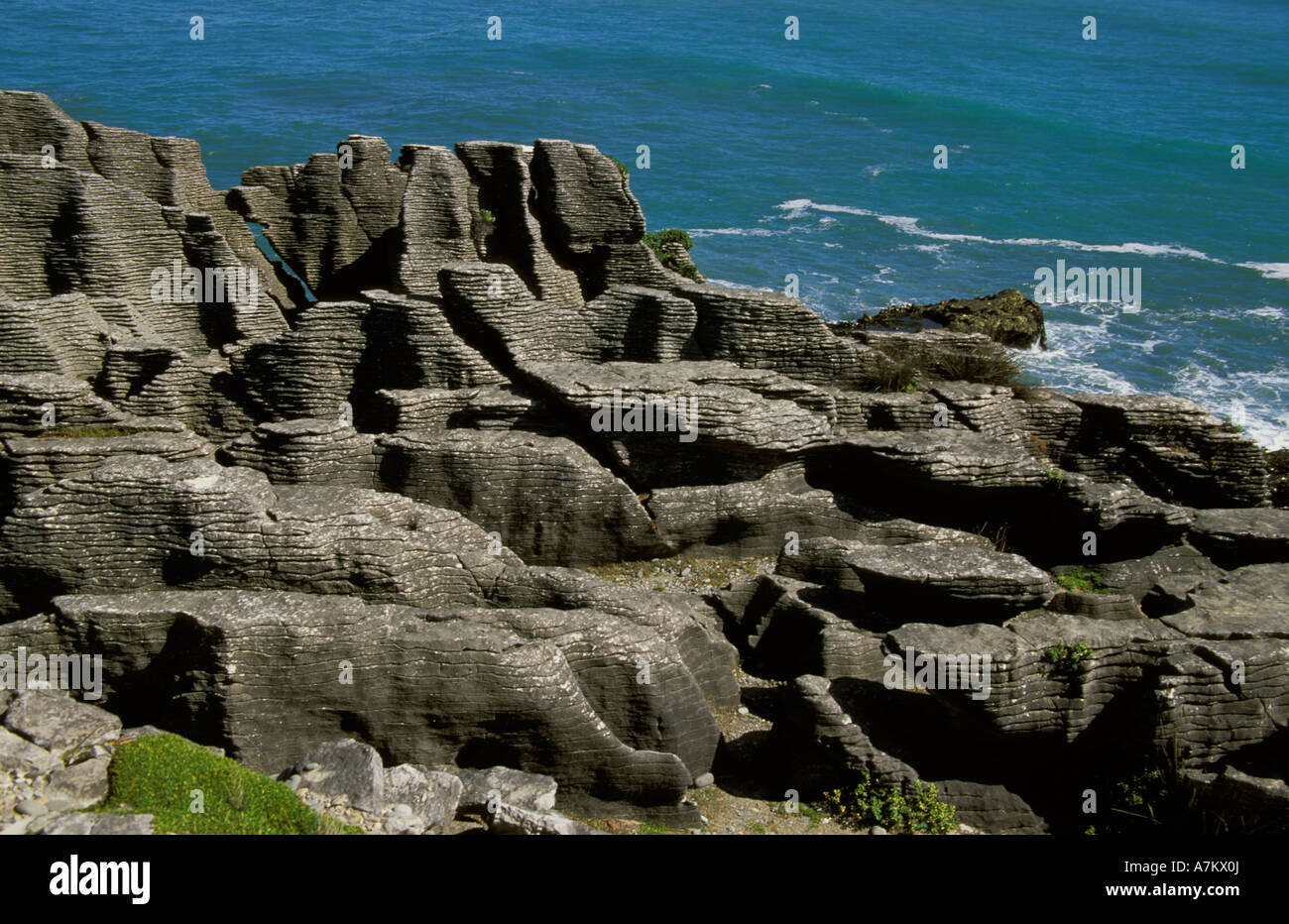 Pancake Rocks Punakaiki Nouvelle-zélande océan des couches de calcaire sculpté ressemblant à des piles de crêpes Banque D'Images