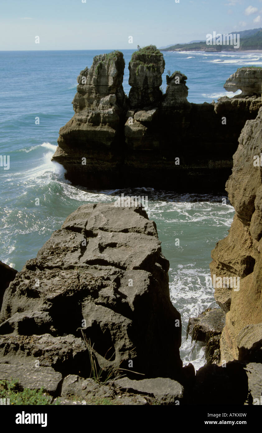 Pancake Rocks Punakaiki Nouvelle-zélande océan des couches de calcaire sculpté ressemblant à des piles de crêpes Banque D'Images