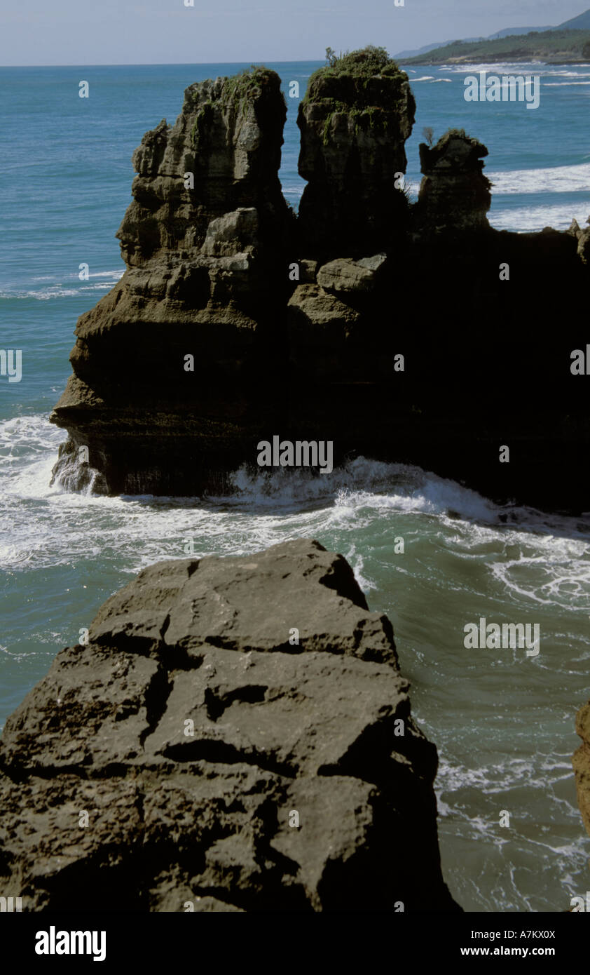 Pancake Rocks Punakaiki Nouvelle-zélande océan des couches de calcaire sculpté ressemblant à des piles de crêpes Banque D'Images