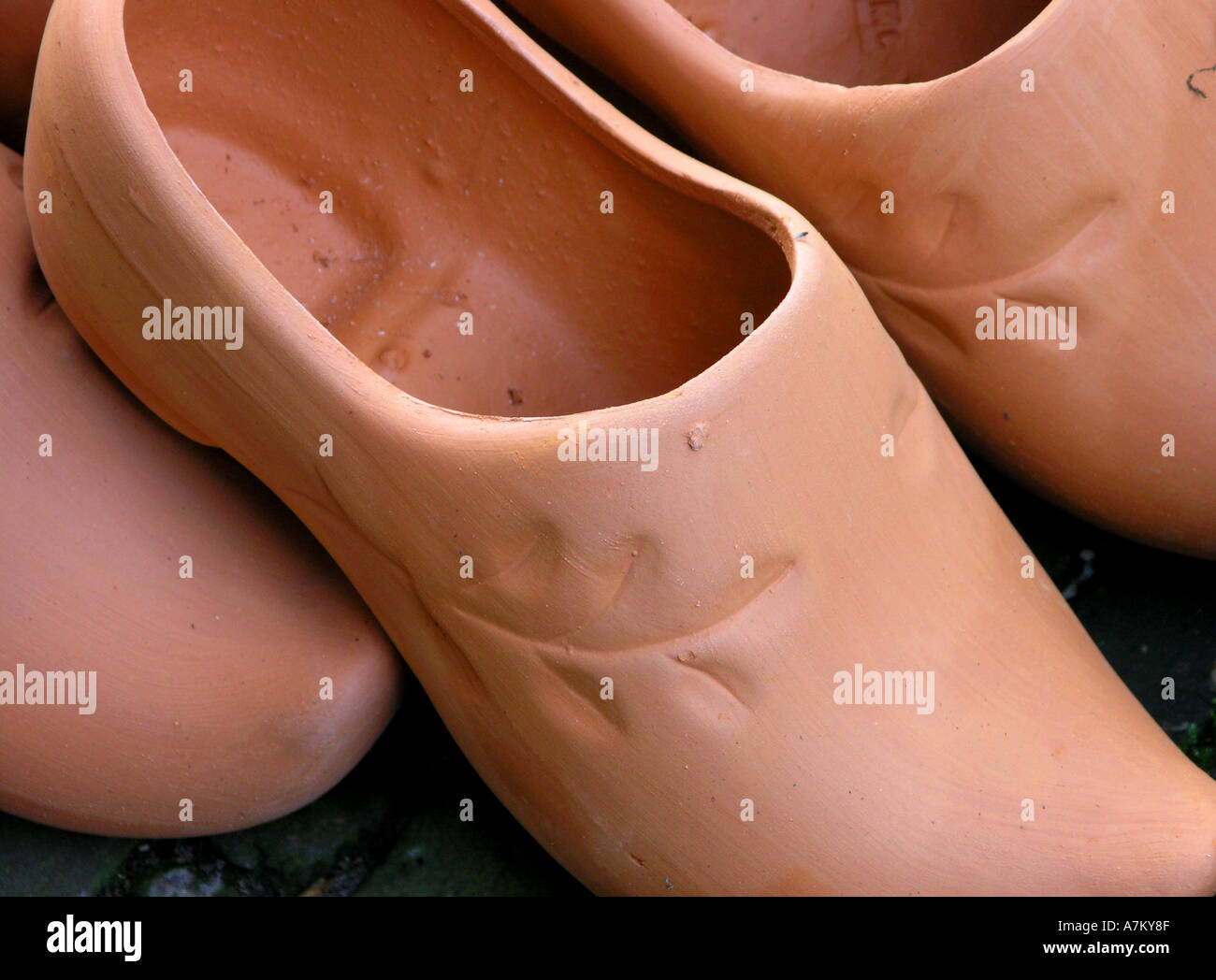 Sabots en terre cuite conçu pour être utilisé pour les plantes ou  décoration de jardin Photo Stock - Alamy