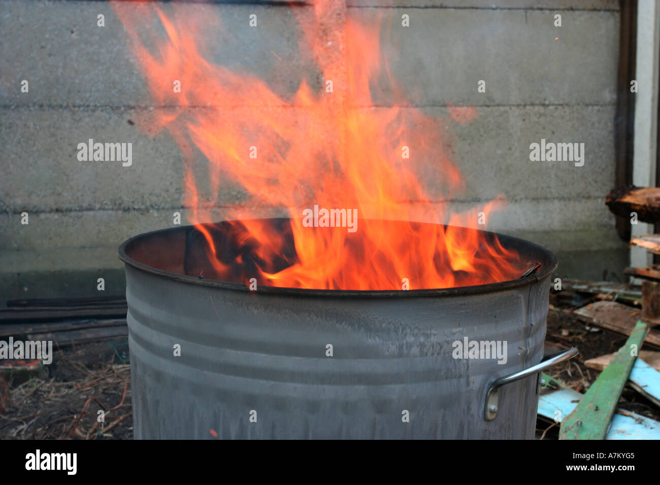 Bonfire, brûler du bois dans bin,feu d'Ambre Photo Stock - Alamy