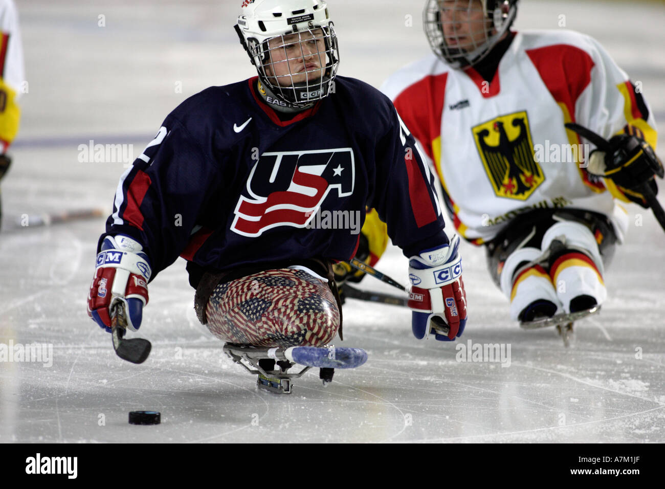 Salamone des USA avec la rondelle pendant le match d'ouverture de la ronde préliminaire du hockey sur luge hommes entre les USA et l'Allemagne Banque D'Images