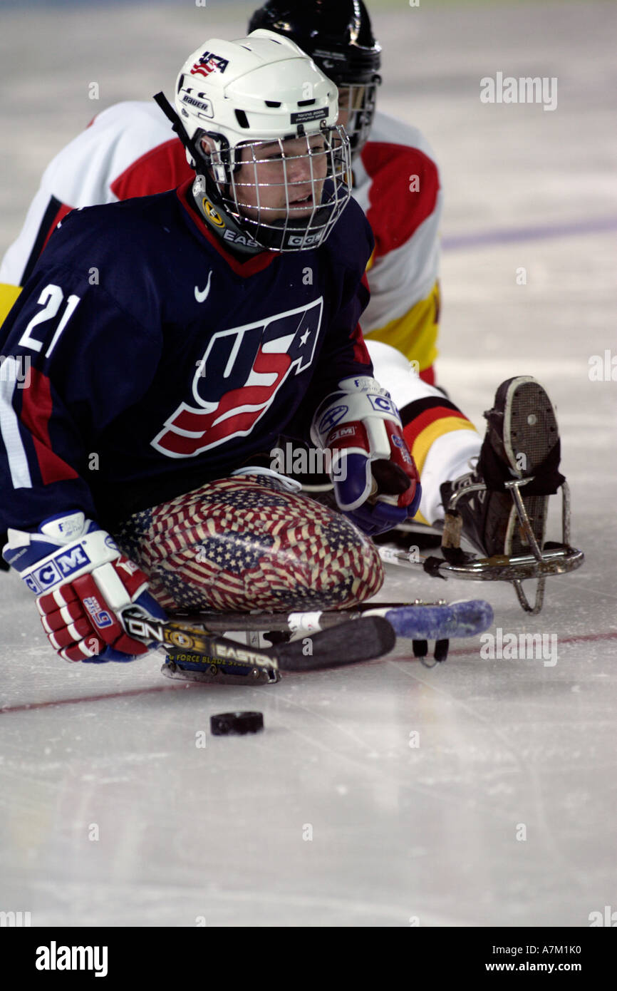 Salamone des USA avec la rondelle pendant le match d'ouverture de la ronde préliminaire du hockey sur luge hommes entre les USA et l'Allemagne Banque D'Images
