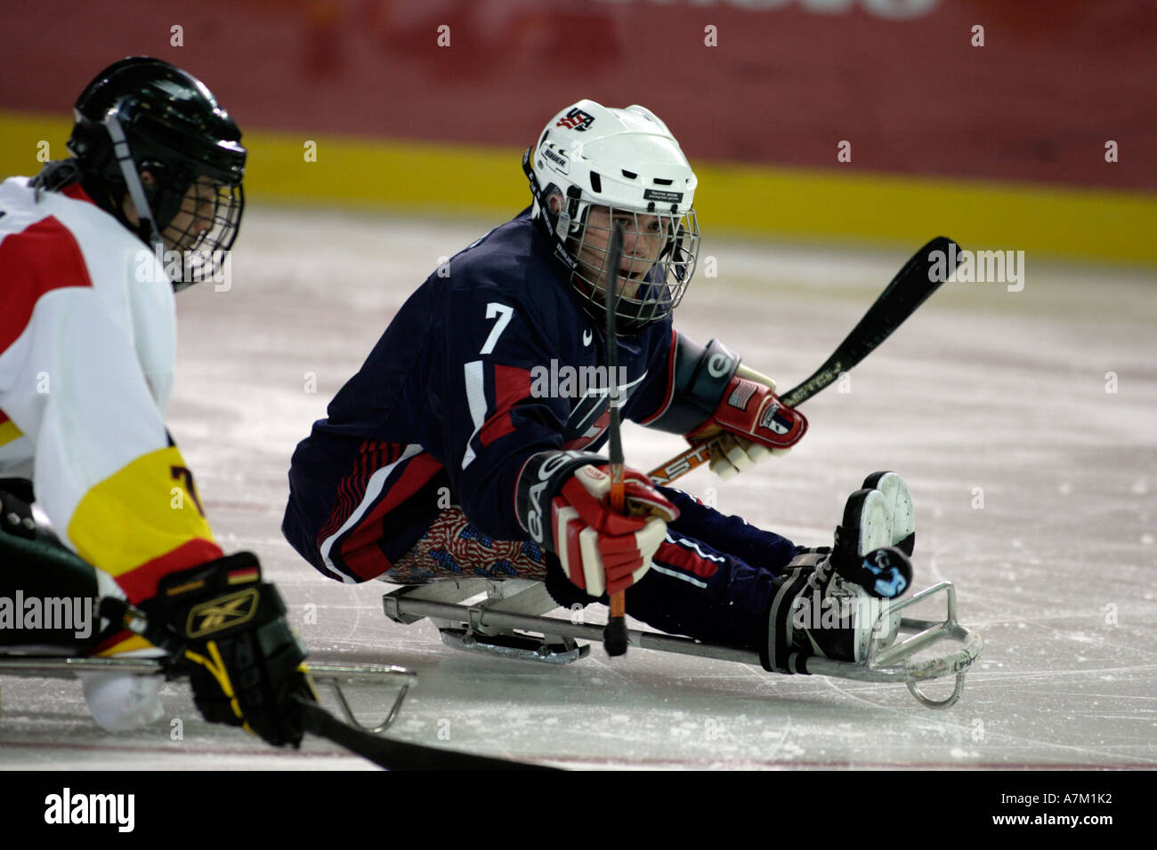 Lipsett de l'USA flicks la rondelle pendant le match d'ouverture de la ronde préliminaire du hockey sur luge hommes entre les USA et l'Allemagne Banque D'Images